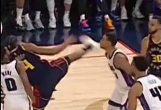 抬腳過(guò)高踢到了對(duì)手下巴！NBA官方：穆迪這一動(dòng)作被判1級(jí)惡犯